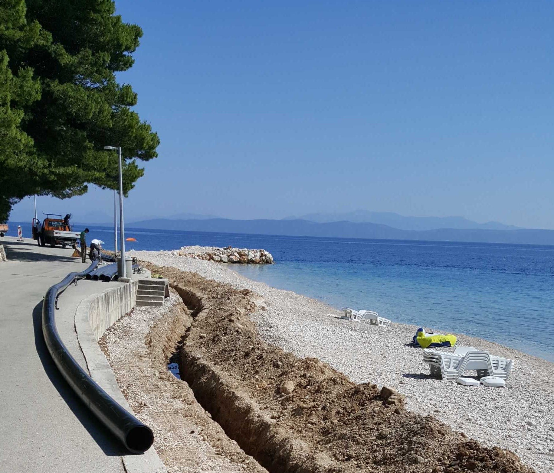 FOTO Na plaži u Podgori kopaju i postavljaju cijevi za kanalizaciju